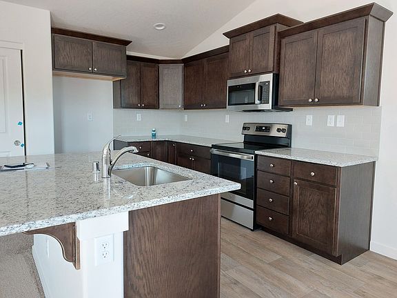 3rd image of 1013 Maple Dr W