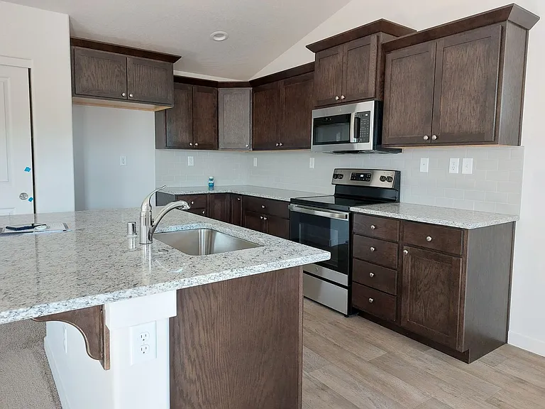 1013 Maple Dr W — Photo 3