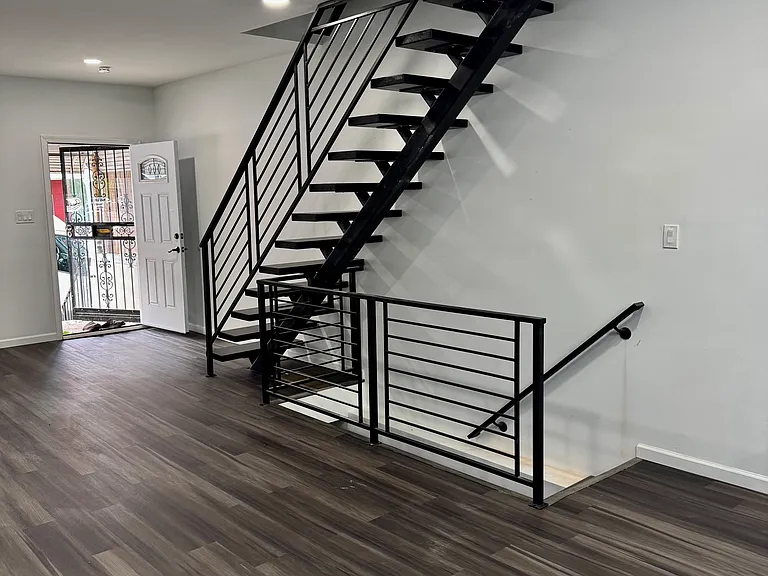 2144 W Grange Ave — Photo 5