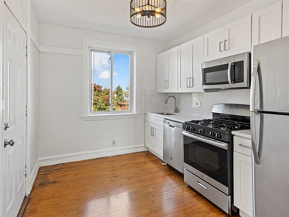 3rd image of 3050 W Cornelia Ave APT 3