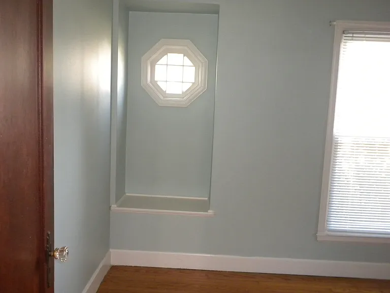 2590 E Burnett Ave — Photo 5