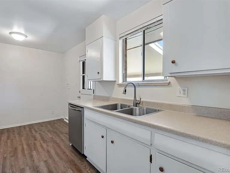 1628 S Locust St — Photo 8