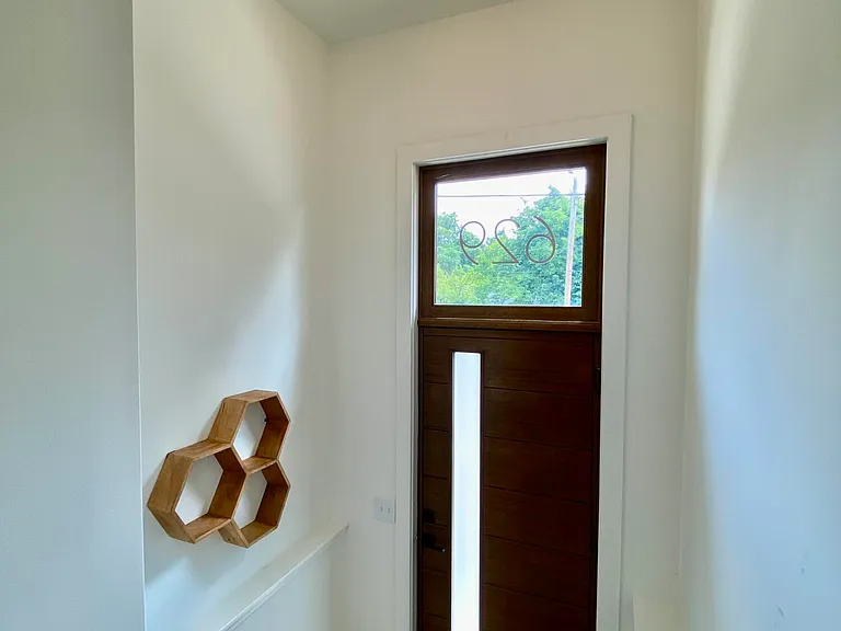 629 Queen St — Photo 5