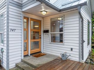 747 Stewart Ave #B, Courtenay, BC V9N 3H3