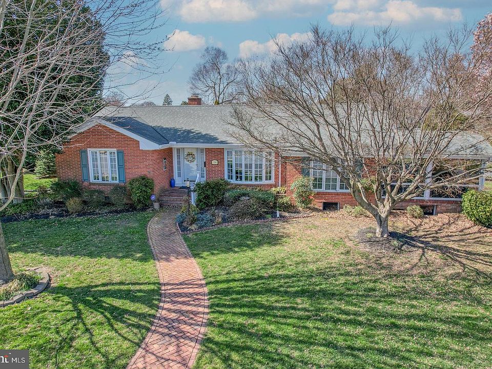 1st image of 154 Lake Dr