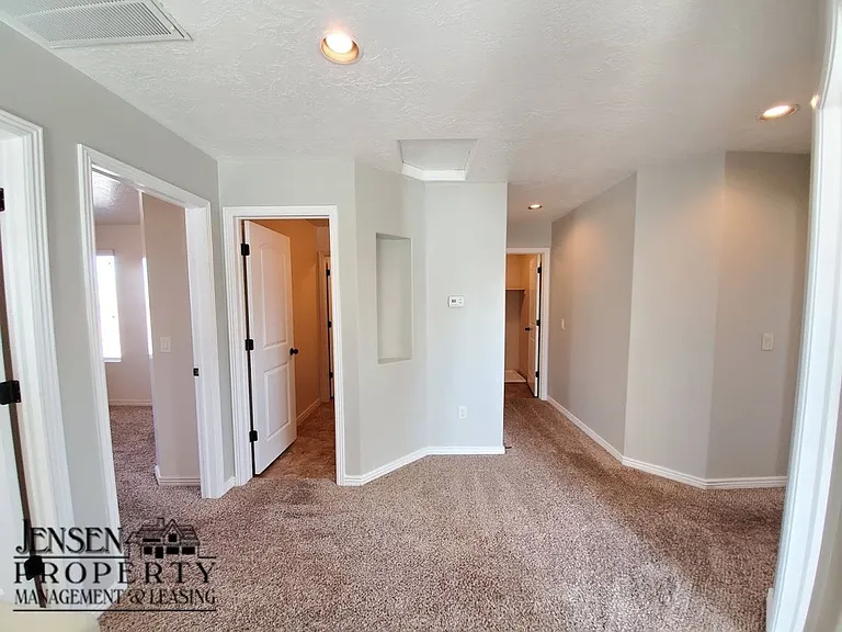 671 N Bluffview Cir — Photo 19