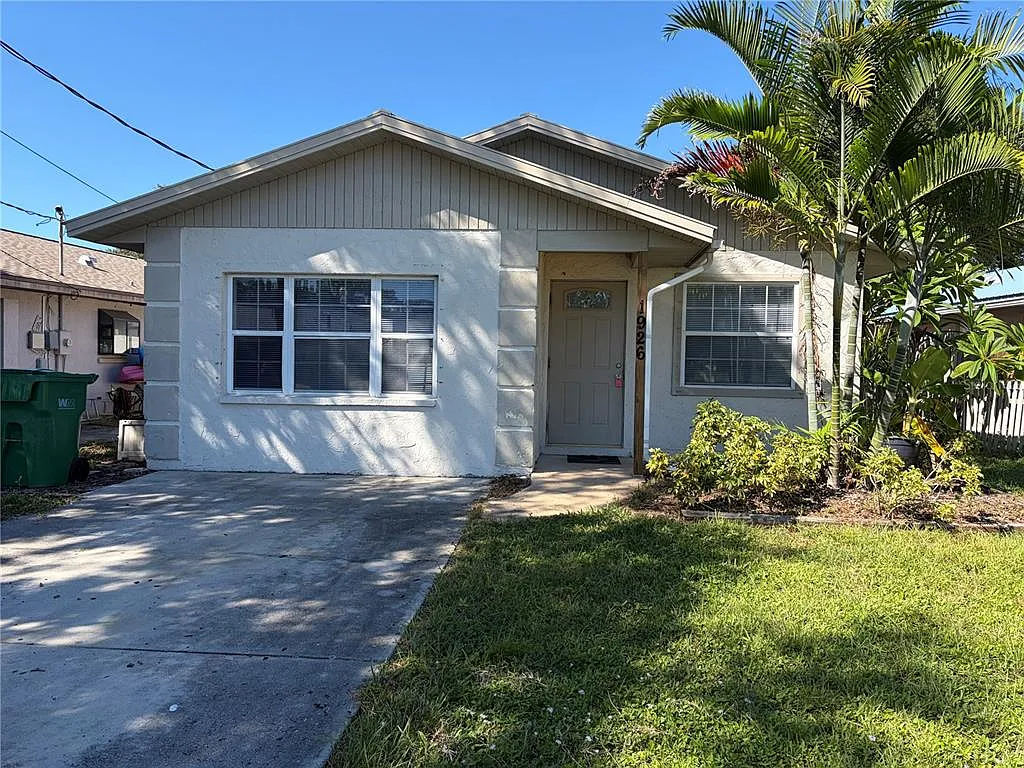 3 bed, 2.0 bath, 1034 sqft, $1,900 — Photo 2