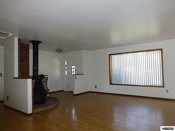 3rd image of 913 Columbia Ct