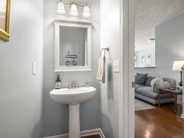 1021 Ashmore Dr — Photo 7