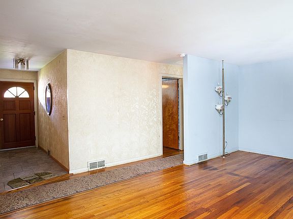 3rd image of 511 Hazel Dr