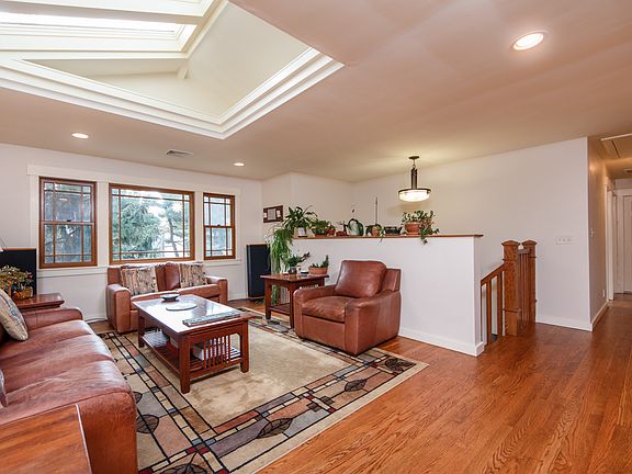 3rd image of 23 Wellington Ave