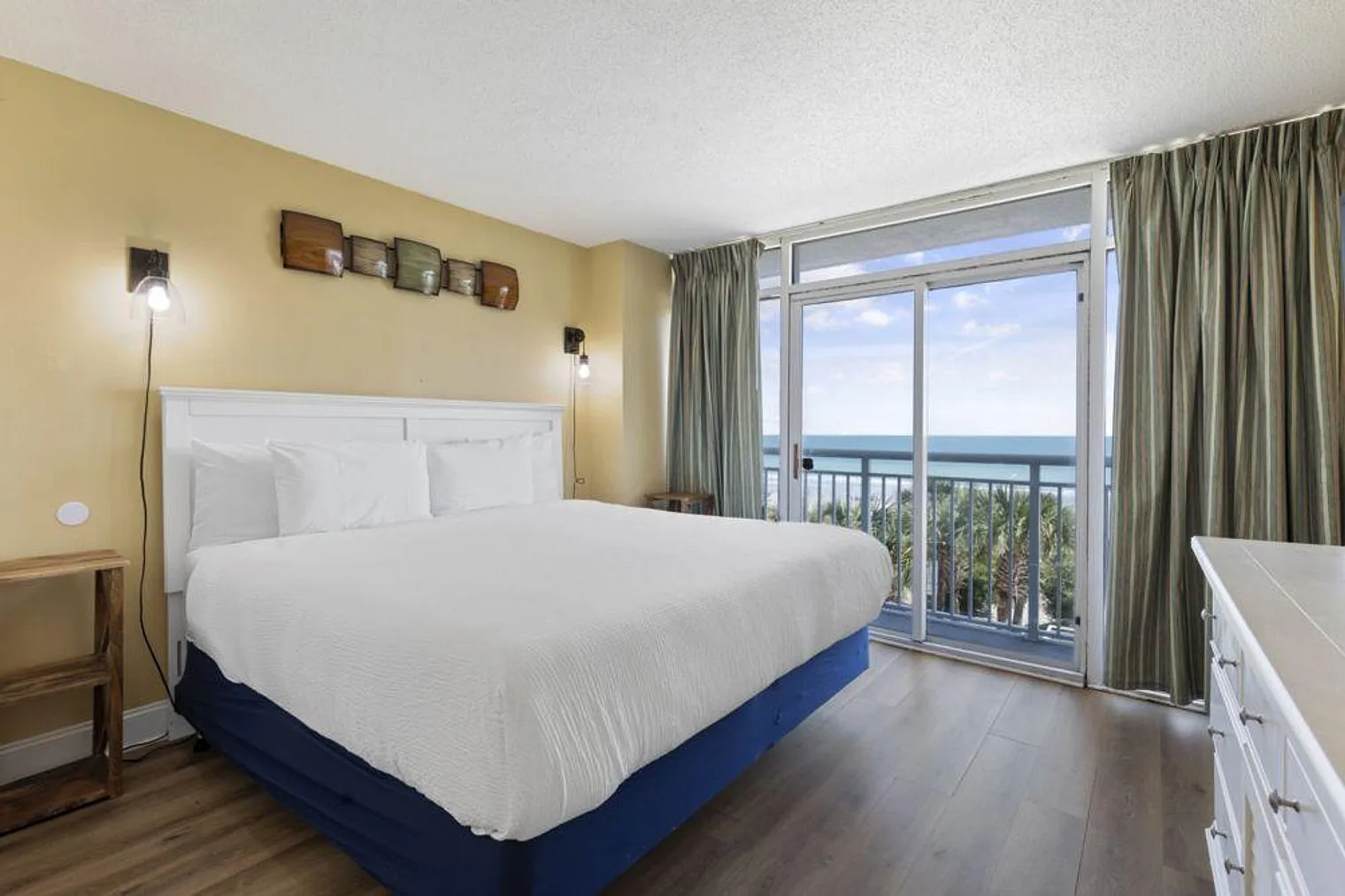 2 bed, 2.0 bath, 990 sqft, $4,530 — Photo 3