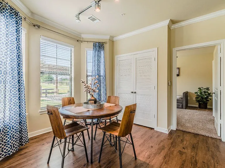 Hunter's Cove Apartments — Photo 7
