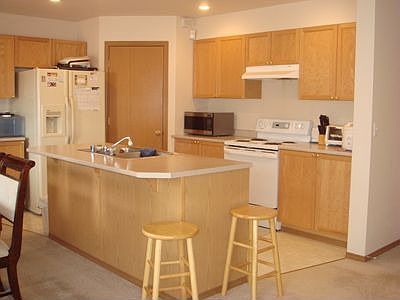 Kitchen w/island