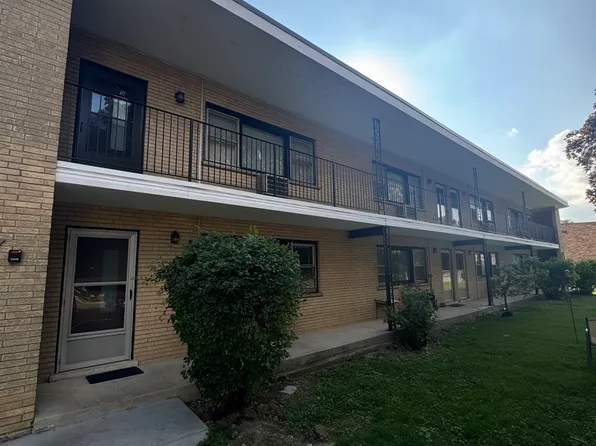 581 Burlington Ave APT 8, Clarendon Hills, IL 60514