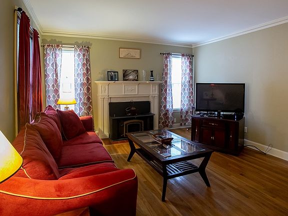 3rd image of 301 W Danner Ave
