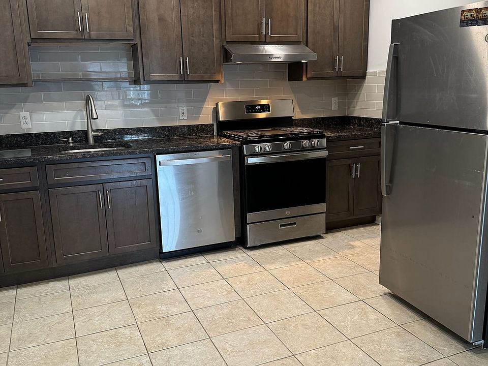 Kitchen w/ Granite Countertop