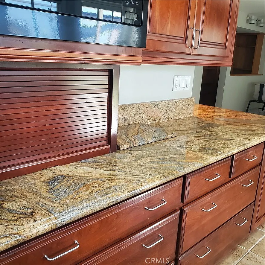 4 bed, 2304 sqft, $5,490 — Photo 4