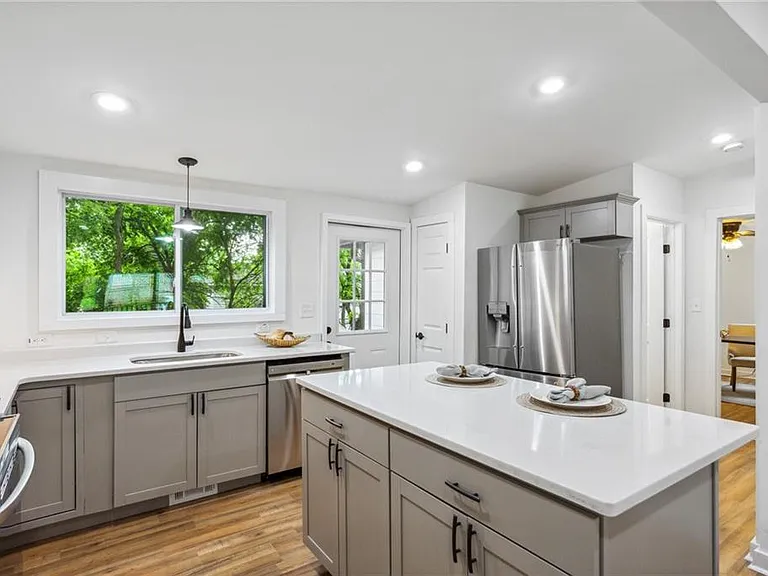 698 Garibaldi St SW — Photo 11