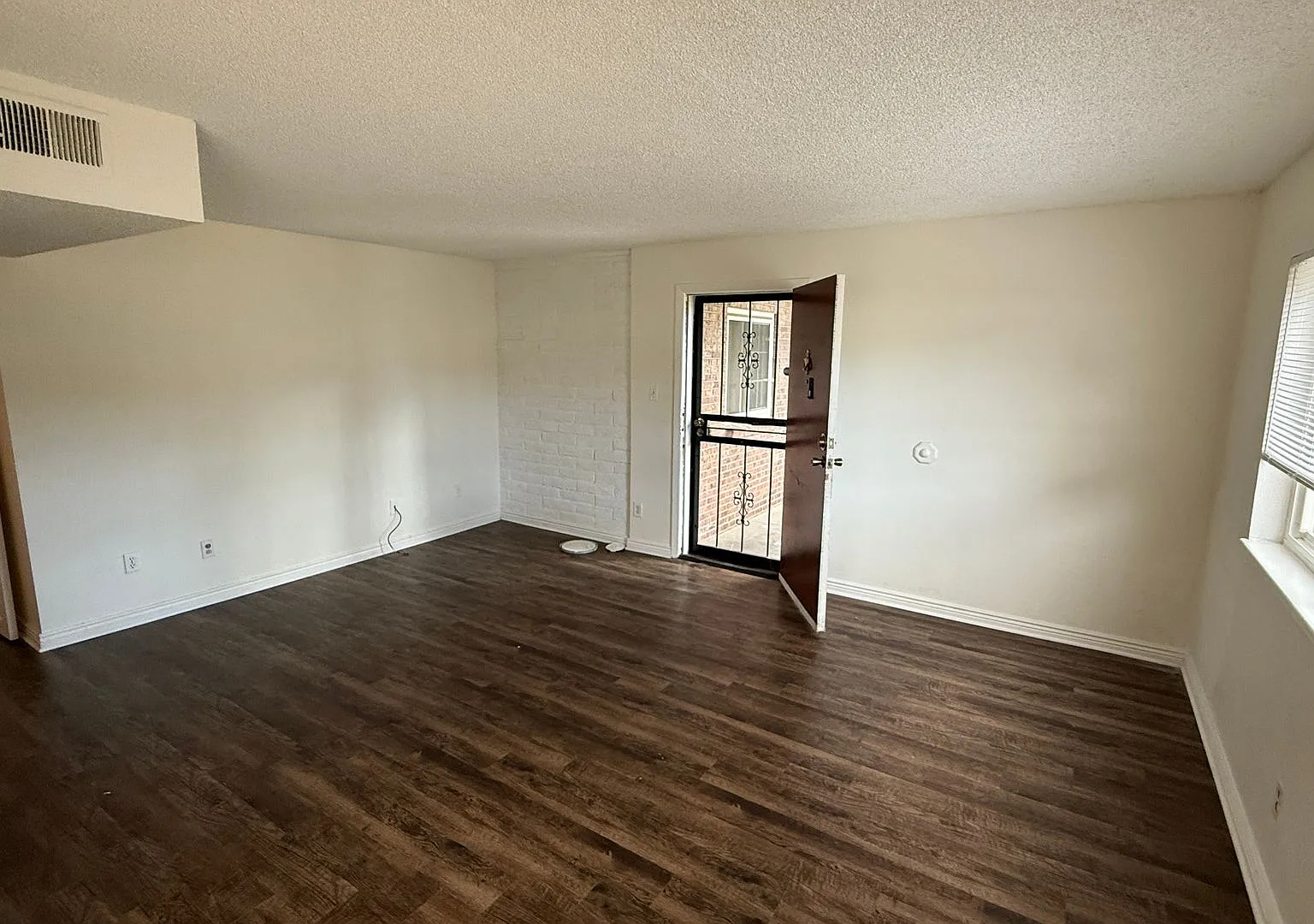 3 Bedroom 2 Bathroom Condo Near Leetsdale and Monaco — Photo 3