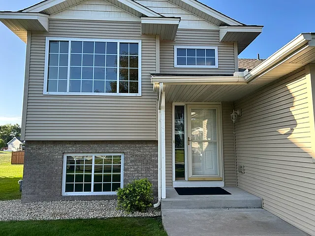 4 bed, 1715 sqft, $2,400 — Photo 2