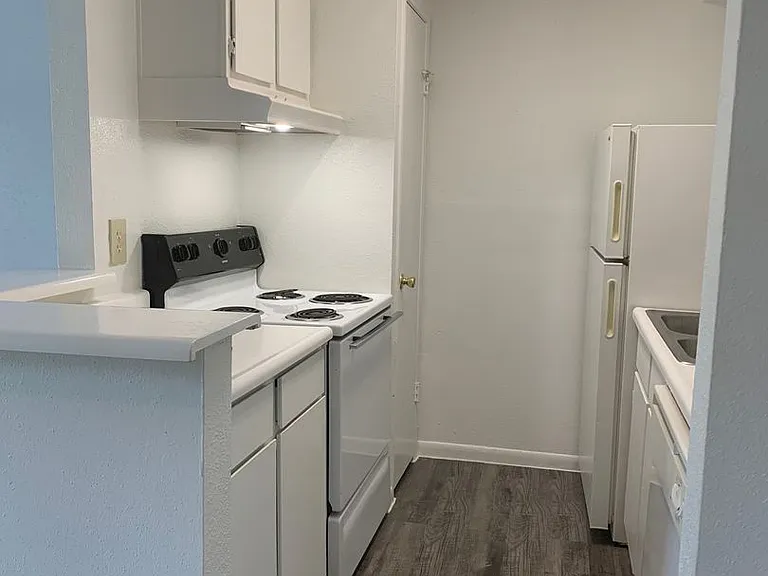 Emerald Cove Apartments — Photo 43
