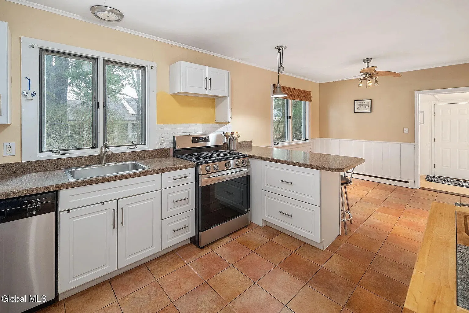 3 bed, 1409 sqft, $2,500 — Photo 4