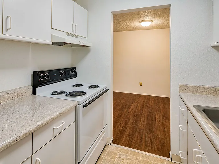 Parklane Apartments — Photo 30