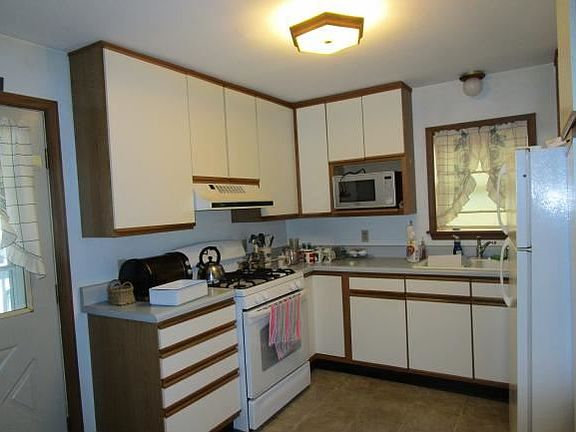 4th image of 415 Roosevelt Ave