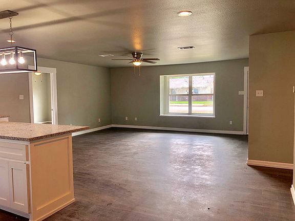 3rd image of 815 Hickory St