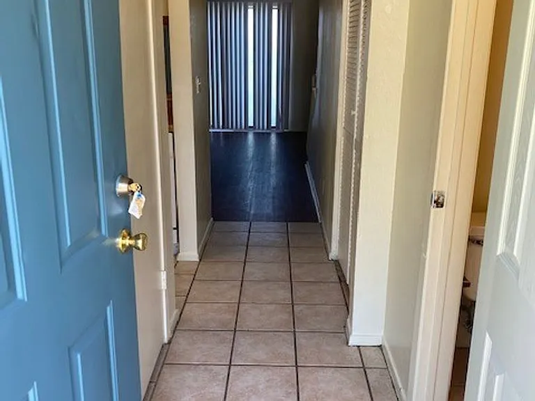 728 W Collins St — Photo 2