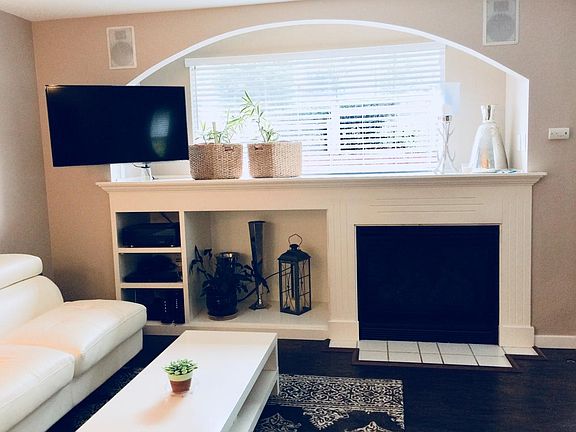 Built-in Entertainment w surround sound