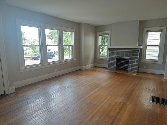 2nd image of 138 Parkwood Ave Floor 1