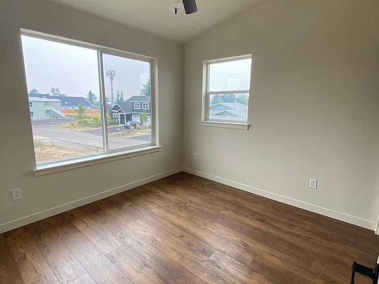 330 Lithia Ave — Photo 6