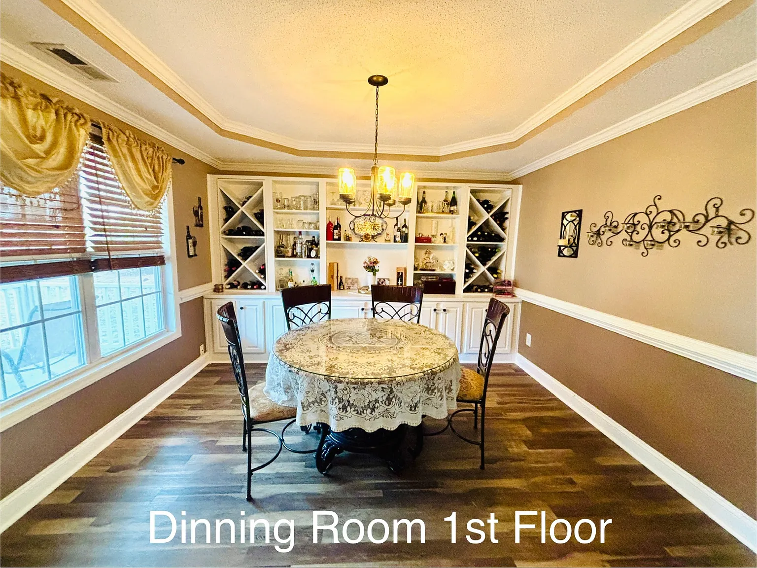 3 bed, 2400 sqft, $2,200 — Photo 2