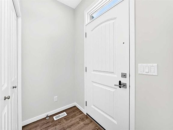 3rd image of 41 E Corner Glen Row NE