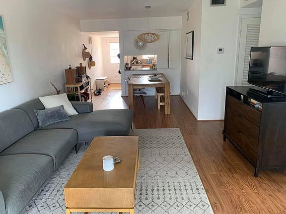 3rd image of 40 Isle Of Venice Dr