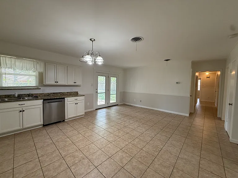 1915 Fairfax Dr — Photo 7