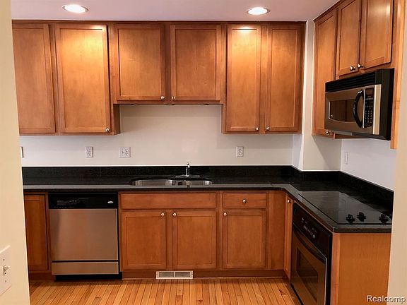 3rd image of 408 James Cir