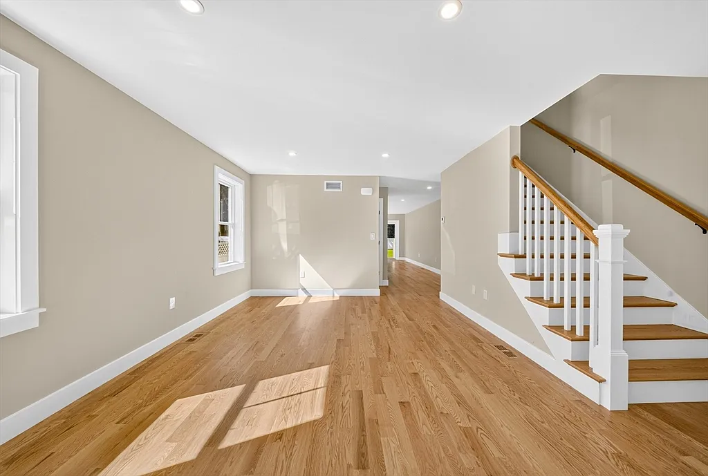 4 bed, 2.5 bath, 2639 sqft, $4,250 — Photo 3