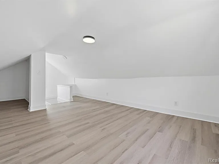 2245 W Grand St — Photo 23