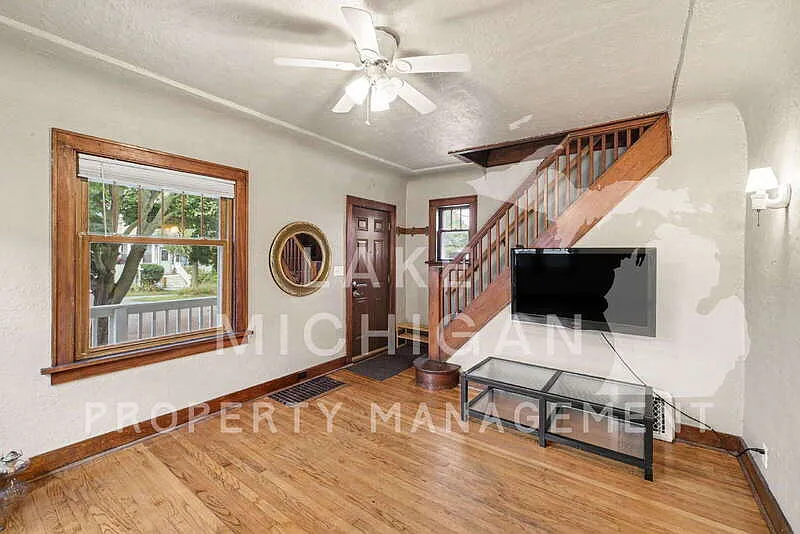 4 bed, 2.0 bath, 1730 sqft, $2,195 — Photo 3