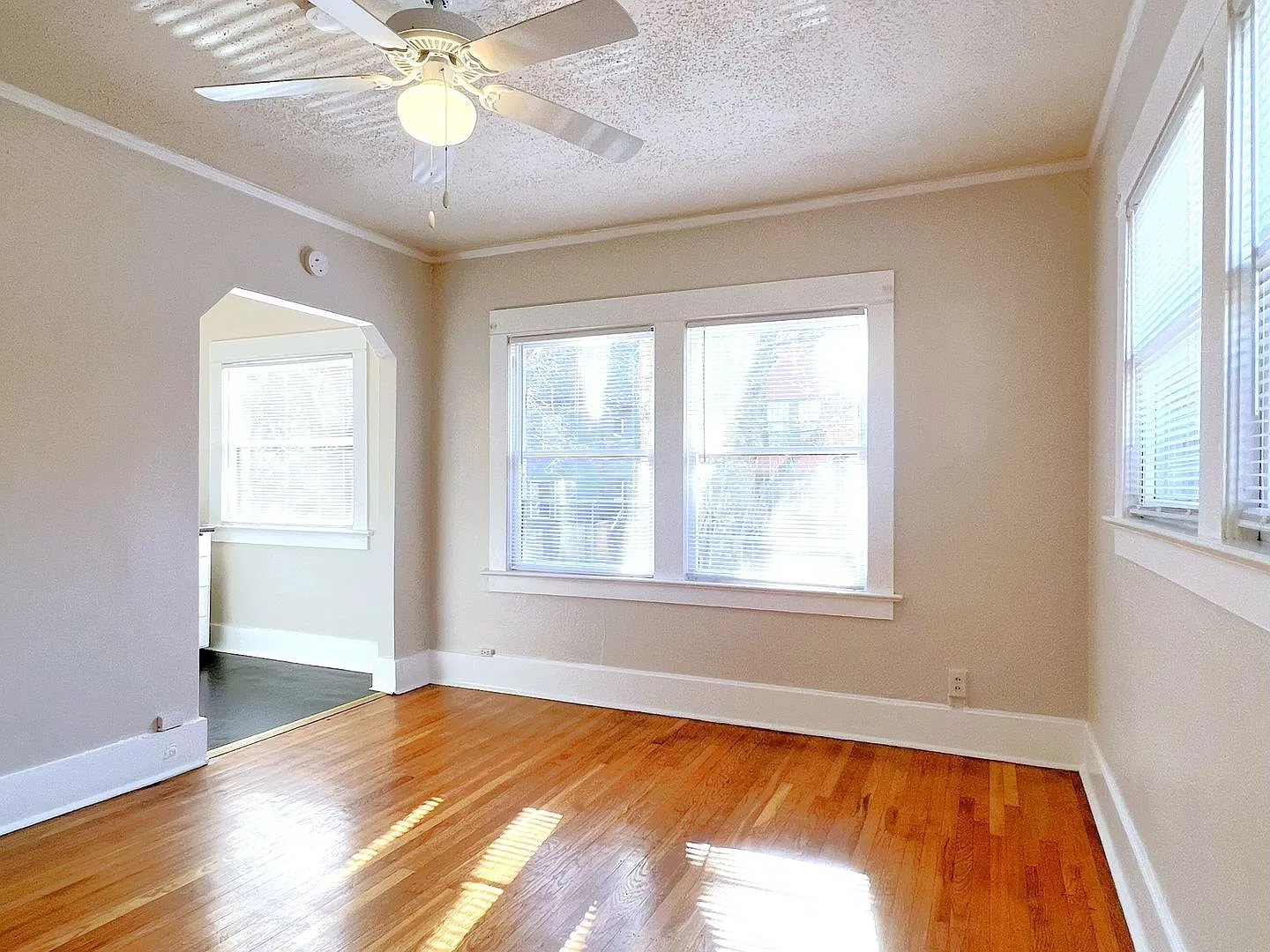 634 - Whitestone — Photo 2