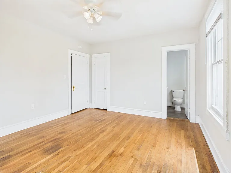 2400 Barton Ave — Photo 41
