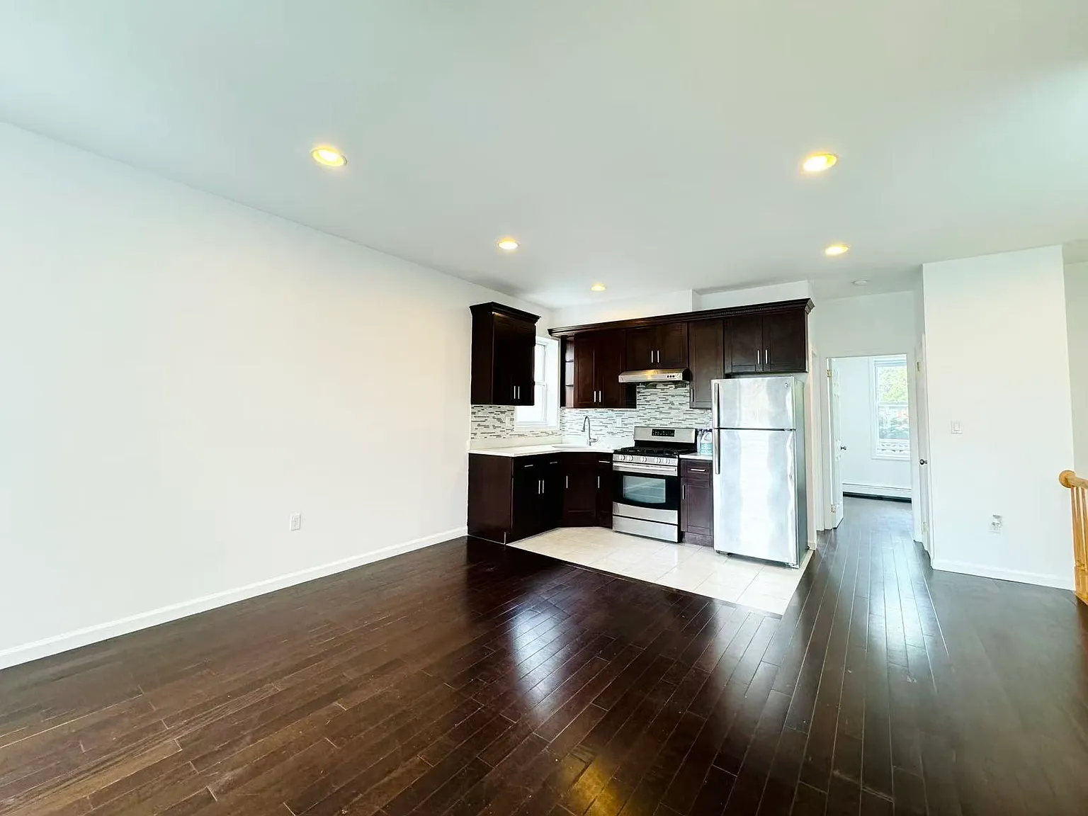 3 bed, 900 sqft, $3,000 — Photo 2