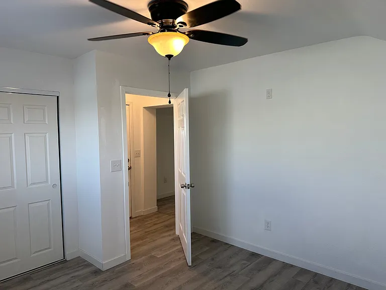 13950 Hesperia Rd #5 — Photo 10