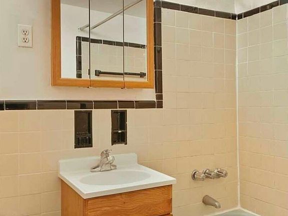 3rd image of 53 W 90th St