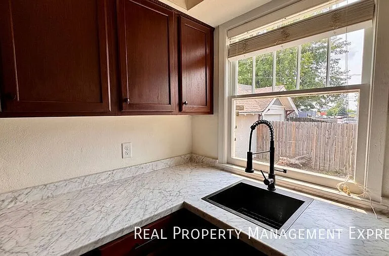 509 W 25th St — Photo 18