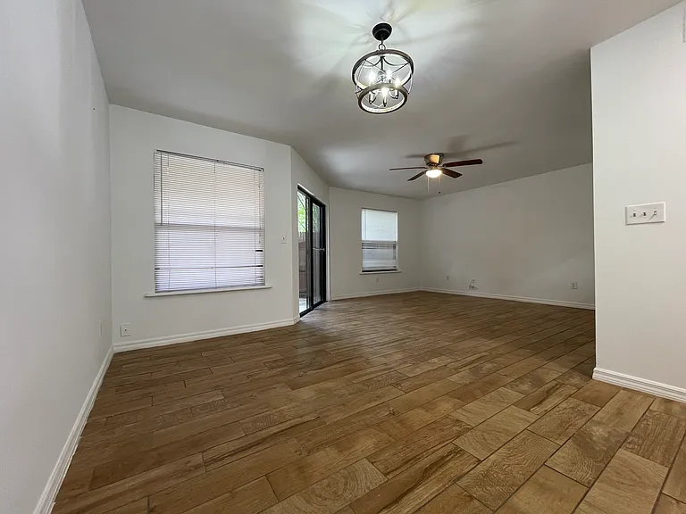 2701 NE 10th St #307 — Photo 11