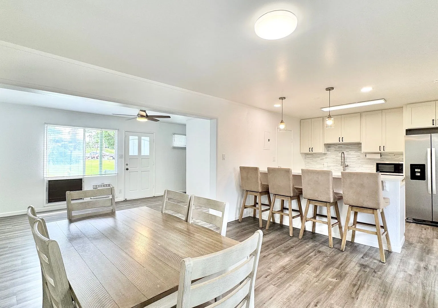 Updated 3 Bedroom Townhome Unit With 2 Parking Stalls — Photo 1
